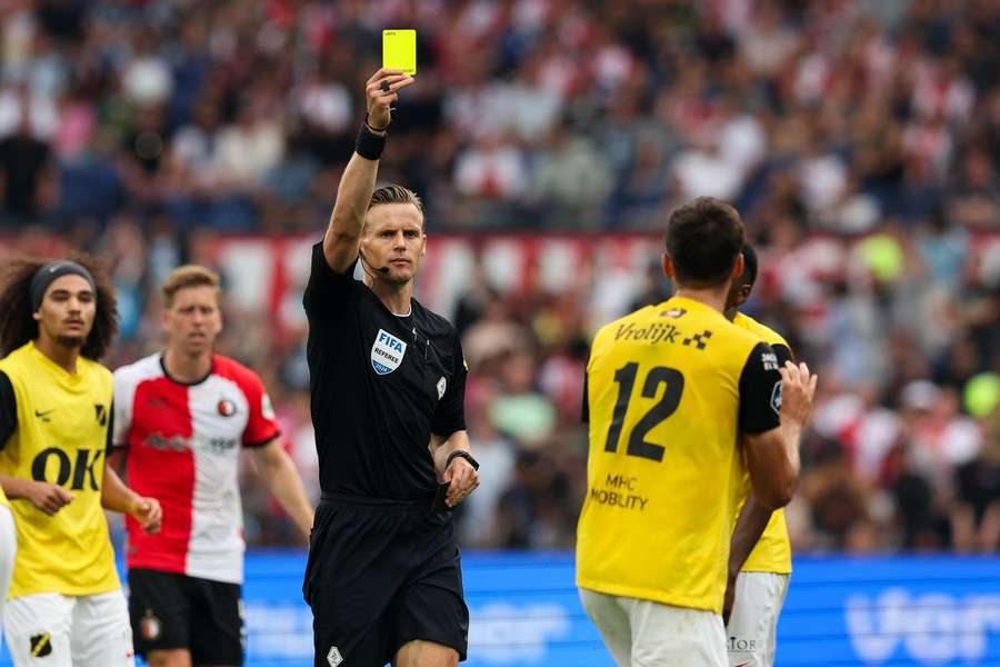 NAC's Leo Greiml ontvangt een gele kaart tijdens de wedstrijd tegen Feyenoord