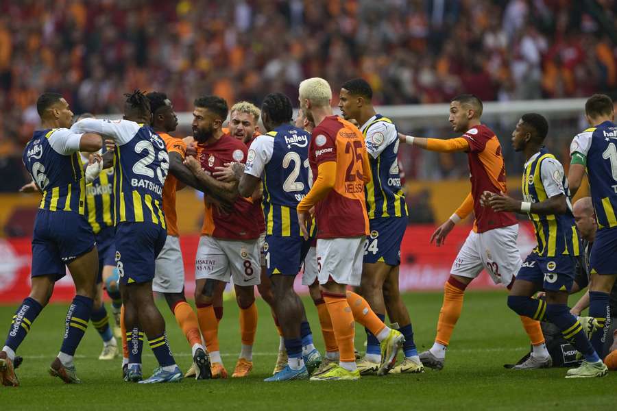 Galatasaray heeft drie van de laatste vijf derby's tegen Fenerbahce gewonnen.