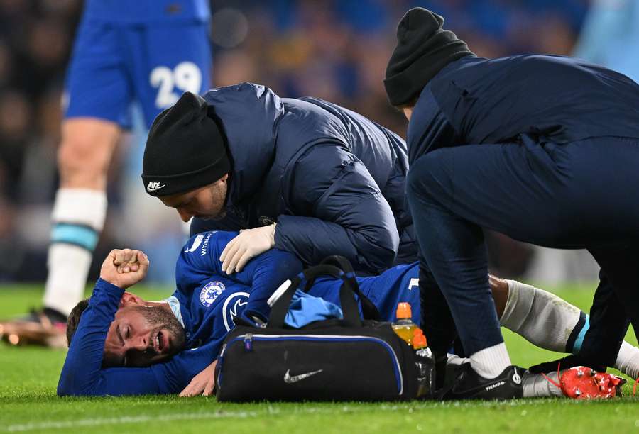 Chelseas Christian Pulisic wird nach seiner Verletzung am rechten Knie von den Teamärzten behandelt.