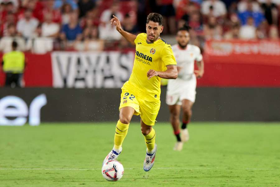 Ayoze, conduciendo el balón, en el Ramón Sánchez Pizjuán