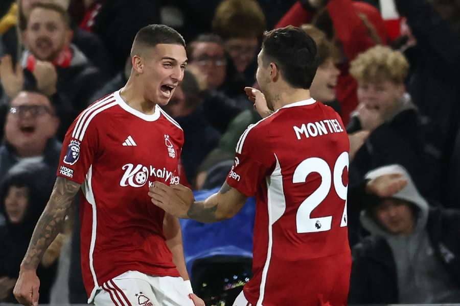 Nicolás Domínguez comemora gol que abriu o caminho da vitória no City Ground