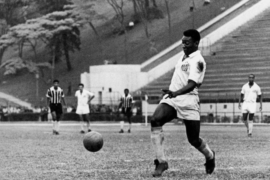 Pele a ridicat clubul Santos la o treaptă superioară în lumea fotbalului