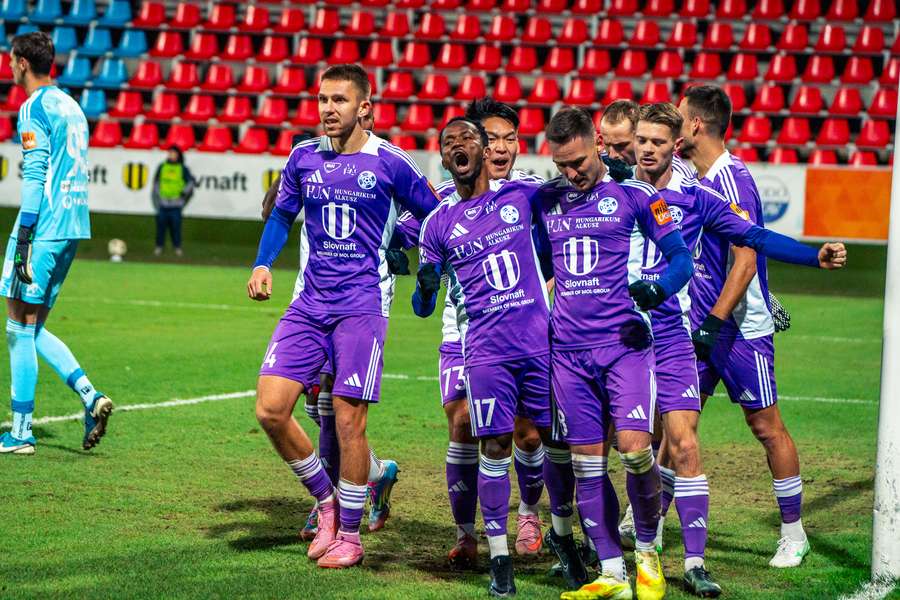 Radosť hráčov Komárna po víťaznom góle. Radosť hráčov Komárna po víťaznom góle.