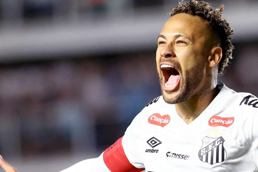 Neymar comemora gol marcado sobre o Mirassol na Vila