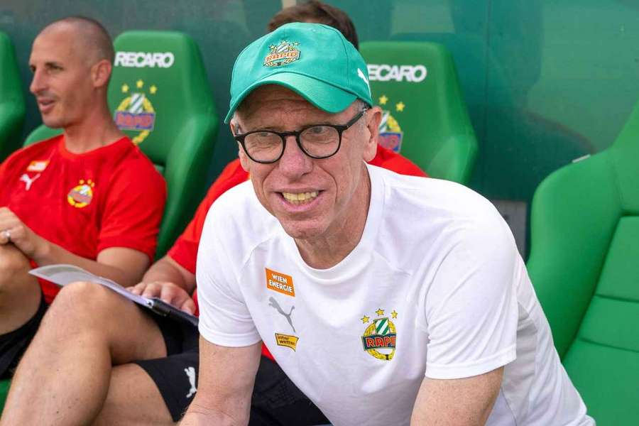 Rapid-Trainer Peter Stöger und seine Mannschaft lachen von der Tabellenspitze.