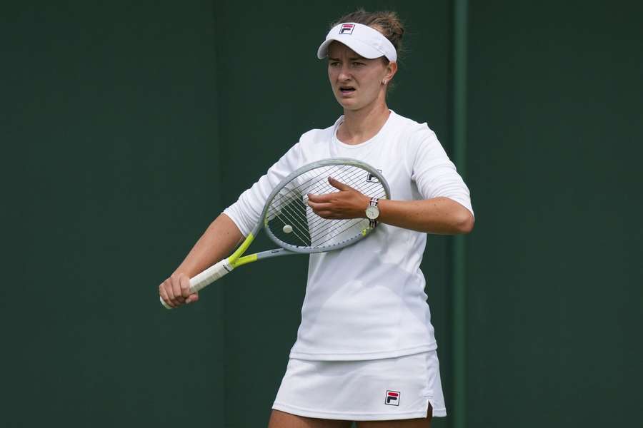 Barbora Krejčíkova obhajuje na Wimbledonu loňské osmifinále, první zkoušku zvládla.