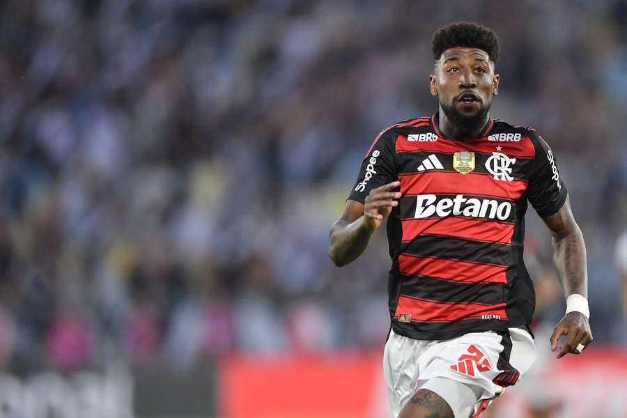 Emerson Royal fez boa partida no clássico contra o Vasco