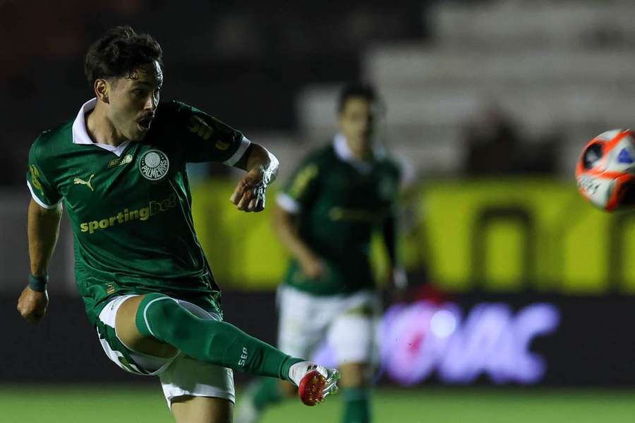 Maurício fez um belo gol de cobertura no Limeirão 