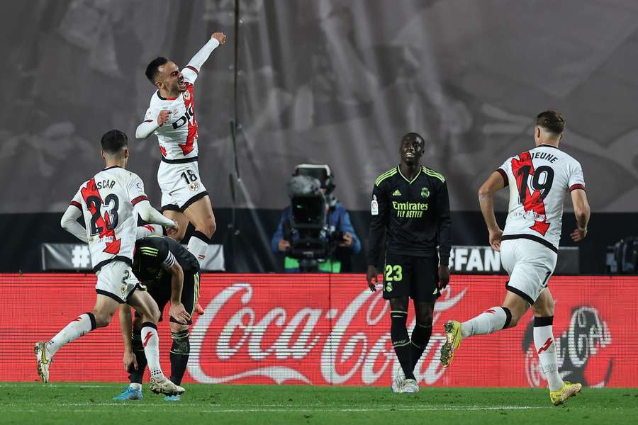 Álvaro Garcia festeja o segundo dos três golos com que o Rayo Vallecano abateu o Real Madrid