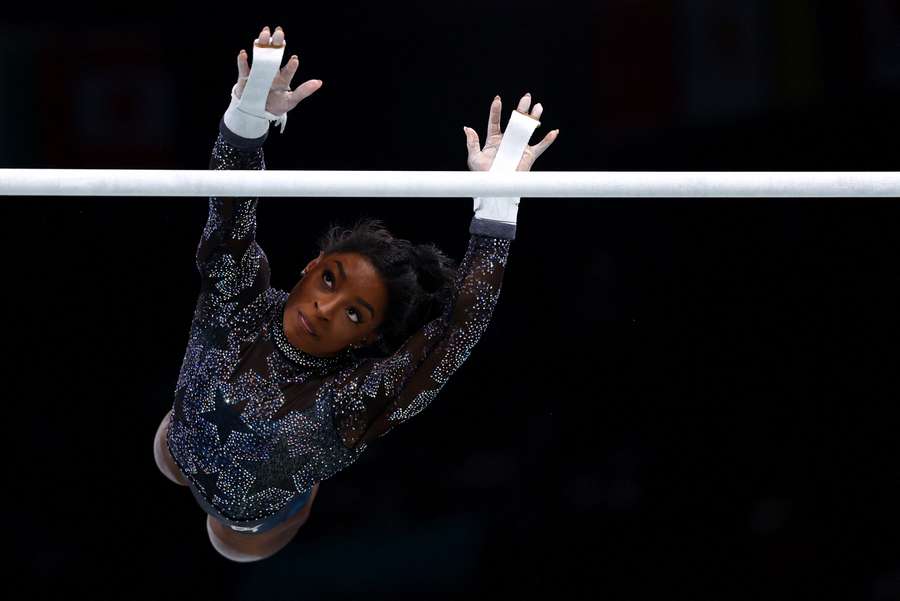 Simone Biles, dos Estados Unidos, em ação nas barras irregulares