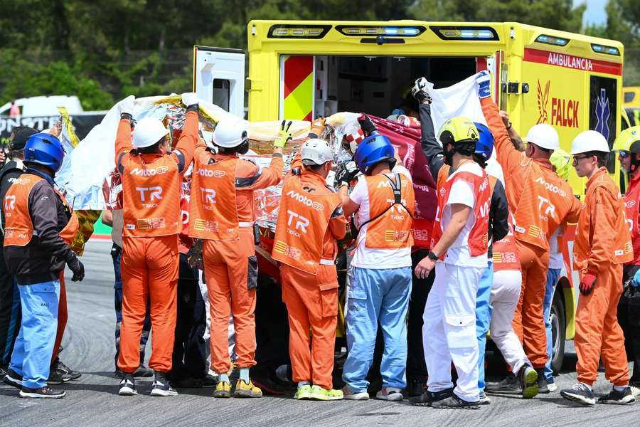 Médicos e oficiais colocam Álex Márquez numa ambulância após um acidente durante o Grande Prémio de MotoGP da Catalunha