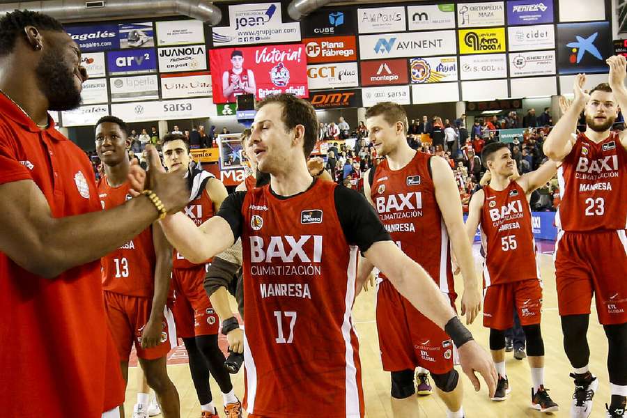 Los jugadores del Manresa celebran su victoria ante el Girona