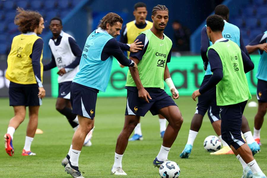 Loïc Badé au duel avec Antoine Griezmann à l'entraînement au Parc des Princes jeudi.