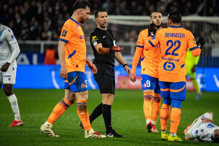 Jérémy Stinat a fost centralul partidei dintre Auxerre și Olympique Marseille din cea mai recentă rundă din Ligue 1