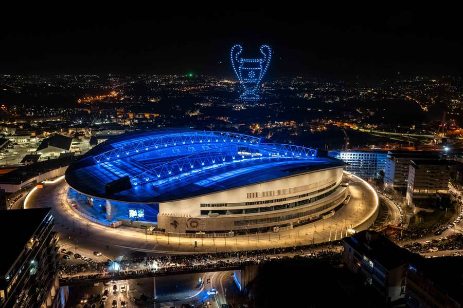 O troféu da Liga dos Campeões por cima do estádio do Dragão
