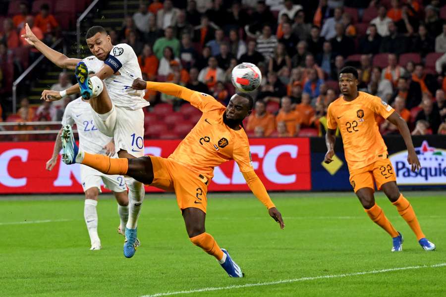 Mbappé deu um belo golpe para abrir o placar na Holanda