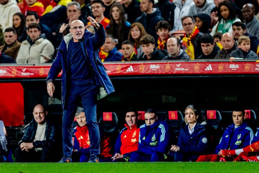 Luis de la Fuente gives instructions