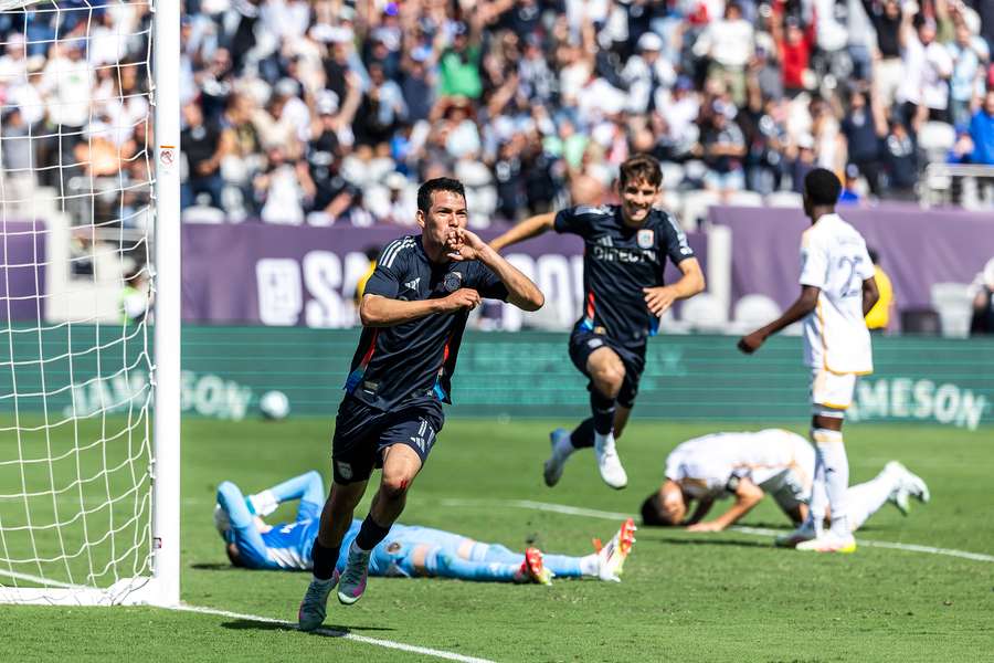 Lozano marca el gol decisivo en el derbi californiano.