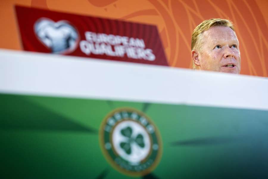 Ronald Koeman tijdens de persconferentie op de vooravond van het duel tegen Ierland