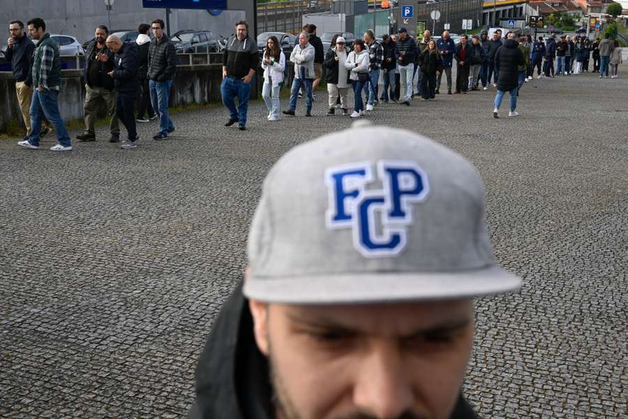 Fila de sócios do FC Porto para votarem nas eleições do clube, este sábado