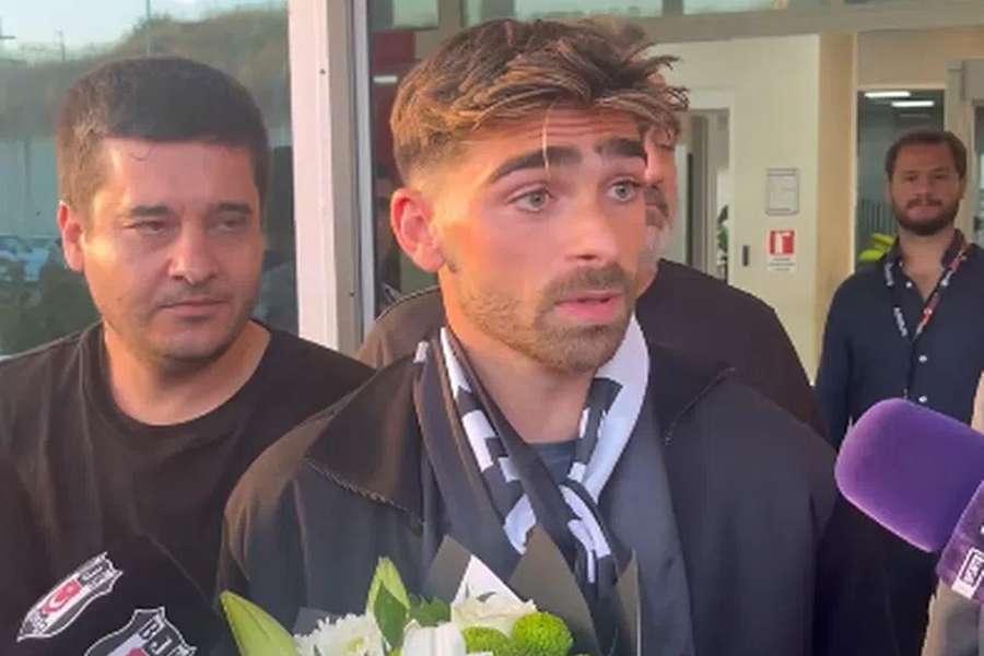 Jota Silva já com o cachecol do Besiktas