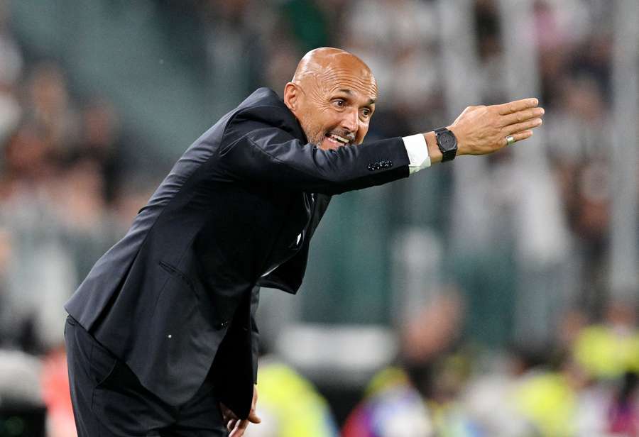 Spalletti dà istruzioni dalla panchina
