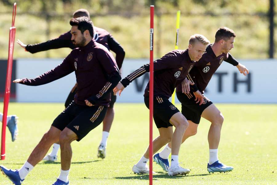 Robin Gosens participa no treino da Alemanha