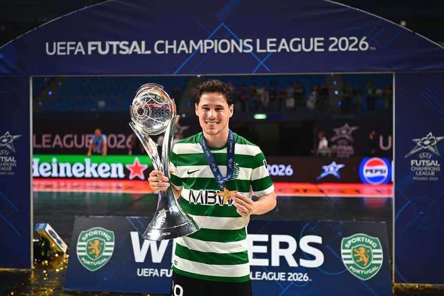 Alex Merlim com o troféu da Liga dos Campeões Alex Merlim com o troféu da Liga dos Campeões