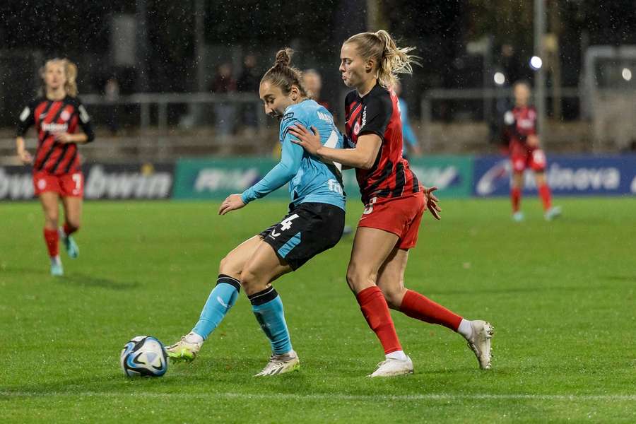 Sylwia Matysik (l.) und Laura Freigang (r.) im Kampf um den Ball.