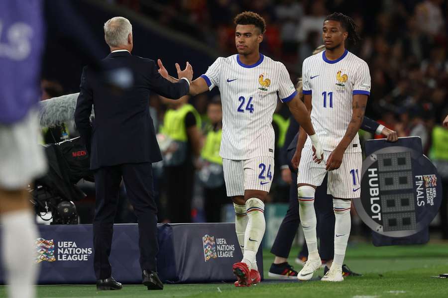 Deschamps (l.) bedankt sich bei Doue und Olise