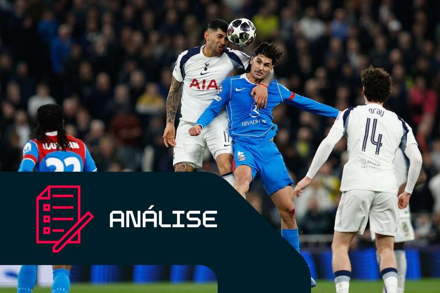 O defesa do Tottenham Hotspur, Cristian Romero, salta mais alto para afastar o perigo de cabeça O defesa do Tottenham Hotspur, Cristian Romero, salta mais alto para afastar o perigo de cabeça
