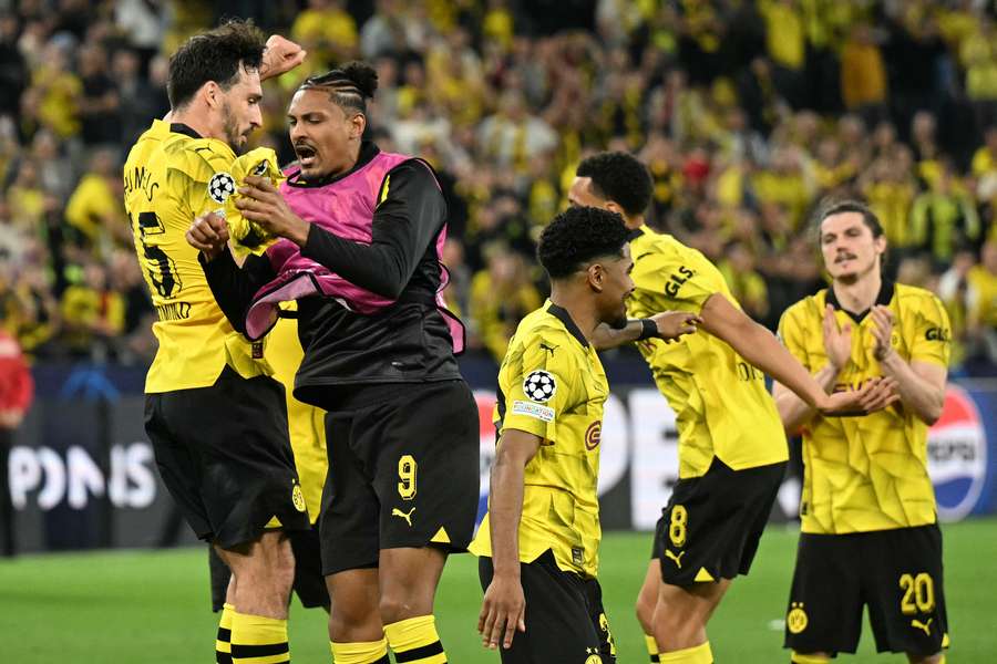 De selectie van Borussia Dortmund viert de zege op Paris Saint-Germain met de supporters