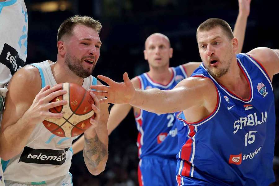 Luka Doncic (l.) im Duell mit NBA-Kollege Nikola Jokic.