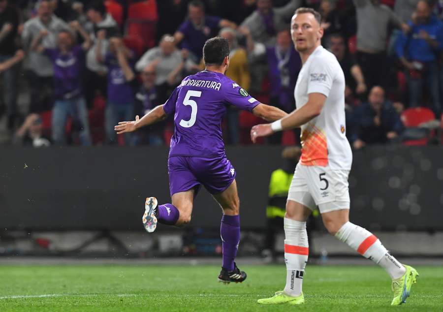 Giacomo Bonaventura celebrates his equalising goal for Fiorentina