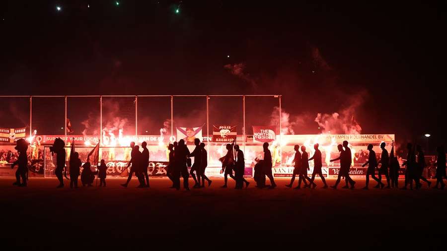 De sfeer zit er op Sportpark De Krom altijd goed in.