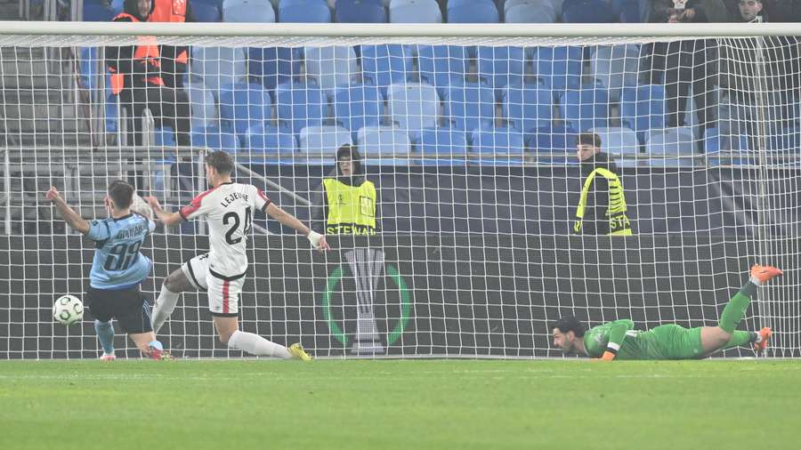 Gól Šporara zrušil VAR.