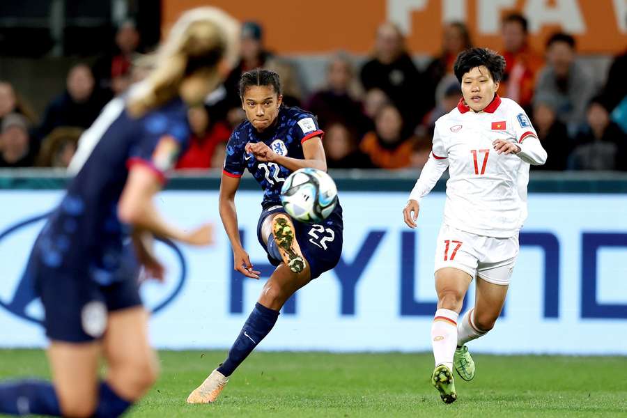 Esmee Brugts zegt dat haar teamgenoten bij Oranje haar hebben aangemoedigd om vaker van afstand te schieten
