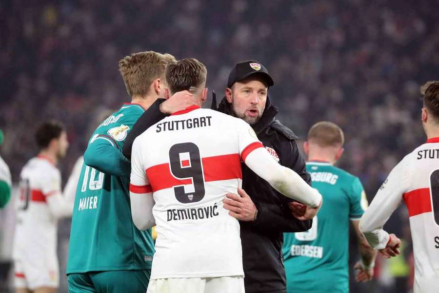 VfB-Trainer Hoeneß umarmt Ermedin Demirovic