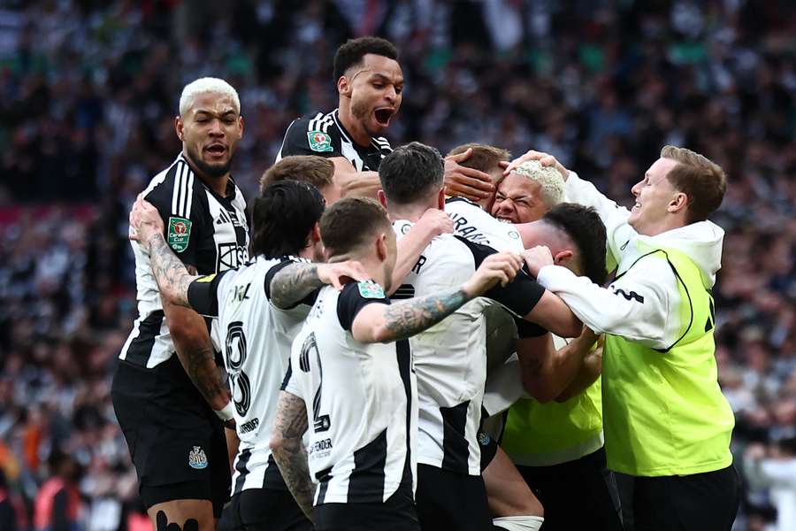Newcastle célébrant son premier but avec joie.