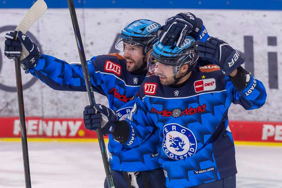 Abbandonato und Keating jubeln. Abbandonato und Keating jubeln.