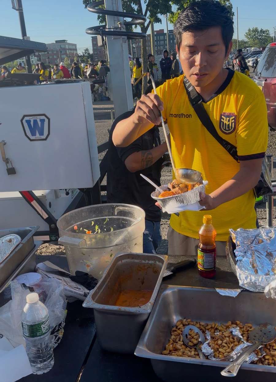 Pratos típicos sendo vendidos pelos equatorianos nas ruas próximas ao Sports Illustrated Stadium