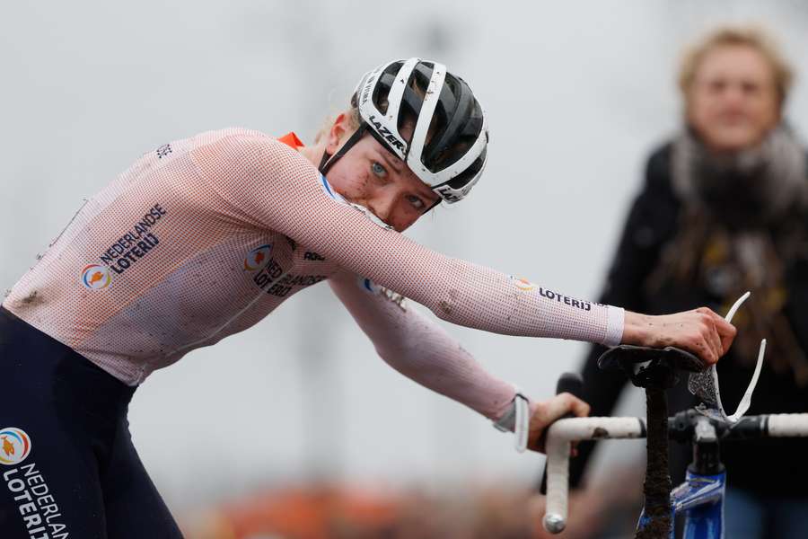 Fem van Empel viert haar overwinning met haar moeder tijdens het WK veldrijden in Noord-Brabant