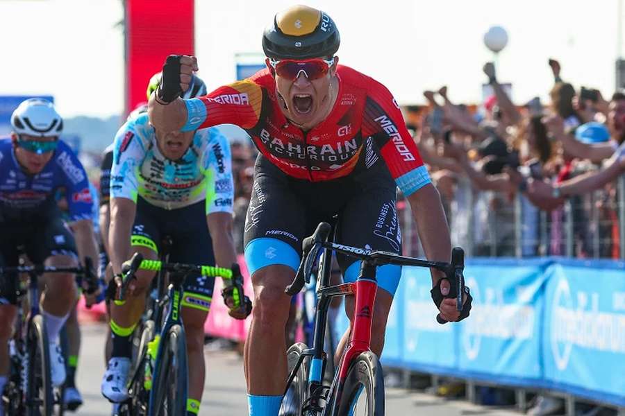 Jonathan Milan (Lidl-Trek) subiu à liderança do Tirreno-Adriático em bicicleta
