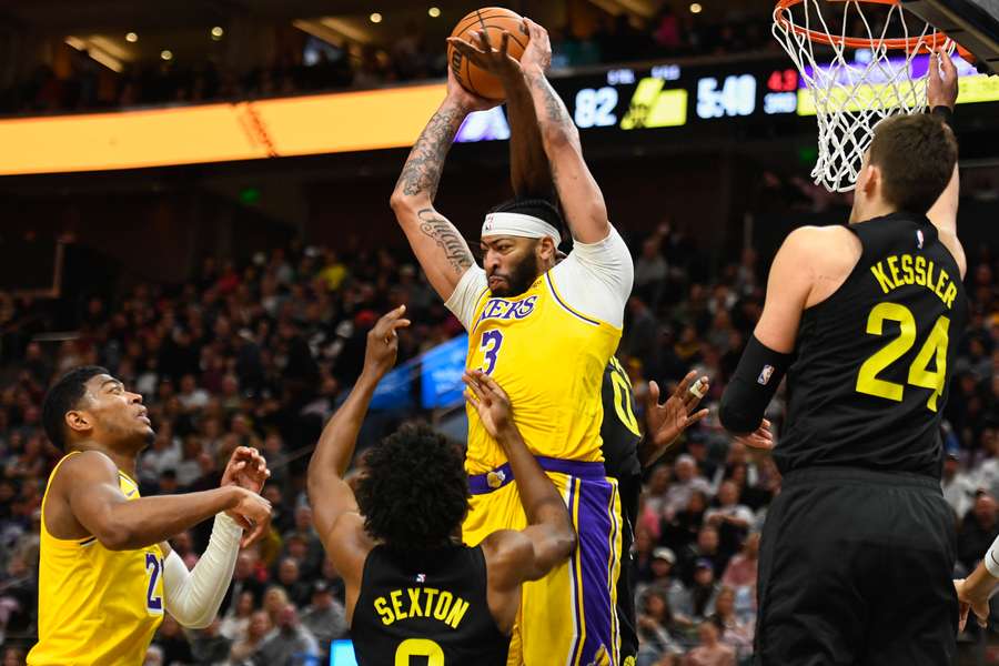 Los Lakers saltan más que los Jazz.
