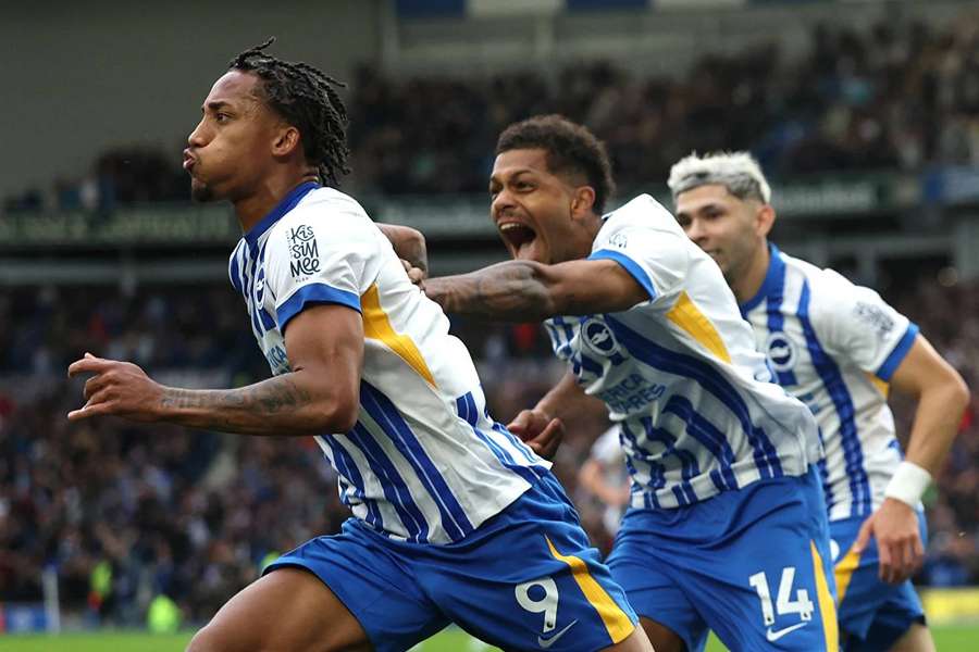 Joao Pedro slaví gól do sítě Manchesteru United.