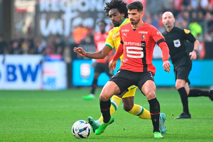 Martin Terrier protégeant le ballon lors du Derby de l'Ouest. 