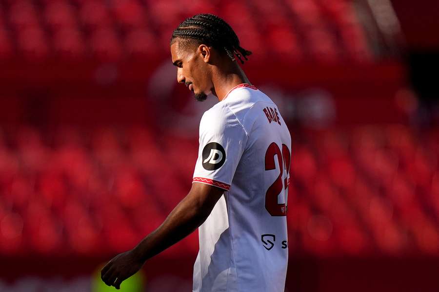 El sevillista Loïc Badé se lesiona el sóleo