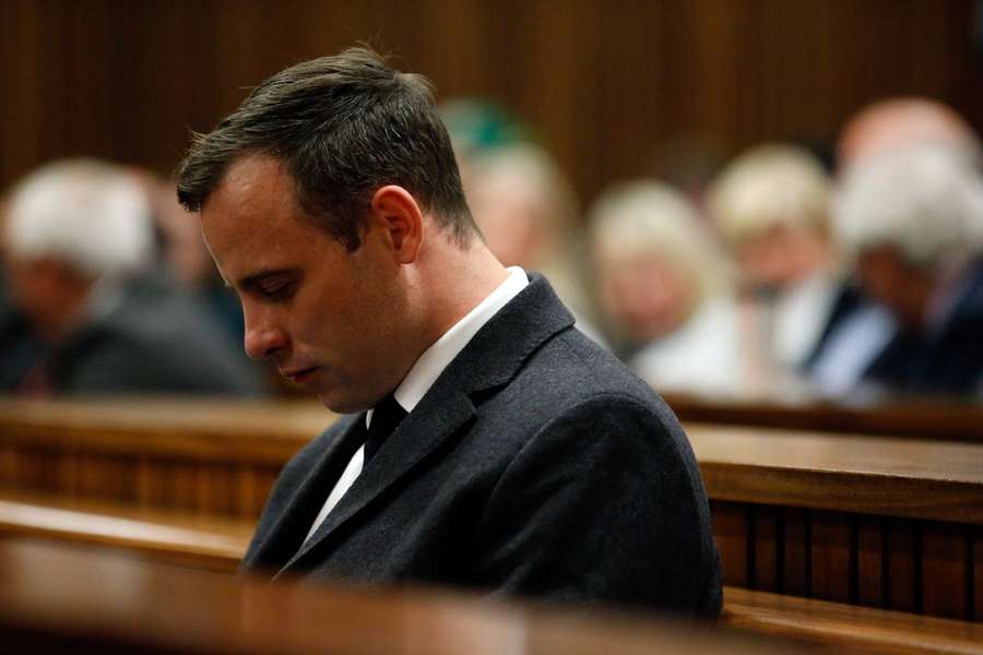 Oscar Pistorius i et bevæget øjeblik under retssagen