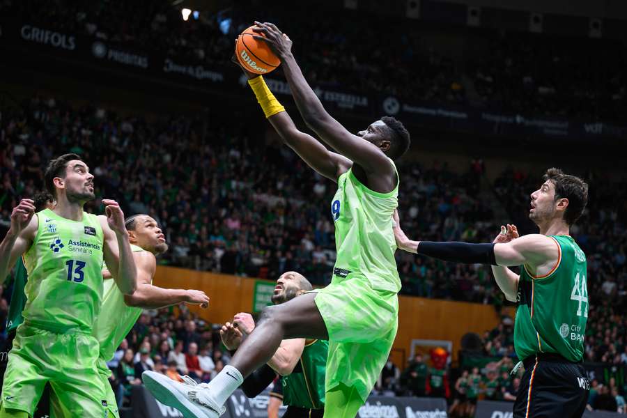 Youssoupha Fall entra a canasta ante el Joventut