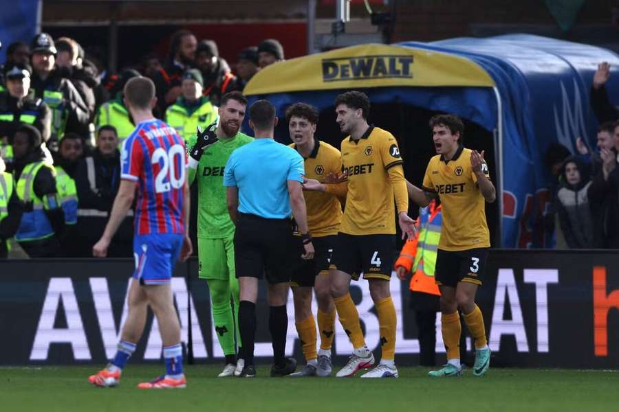 To musíte vidět! Krejčího blikanec, během tří minut dostal dvě žluté. Tu druhou nechápal